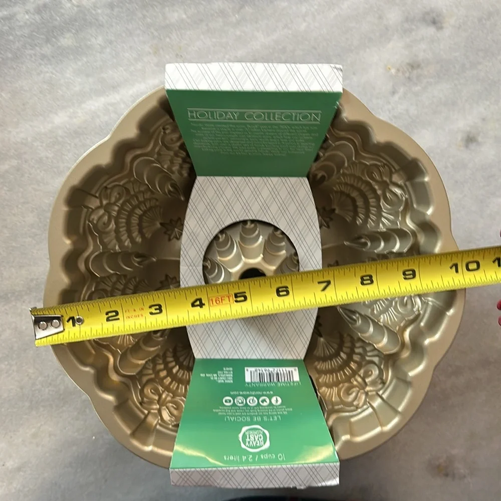 Beautiful Nordic Ware gold Very Merry Bundt baking pan! - Picture 4 of 4